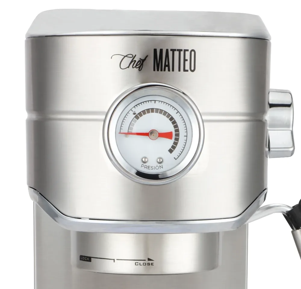 Nærbilde av fronten på Chef Matteo Infusia med trykkmåleren og merkene LOCK og CLOSE over bryggehodet