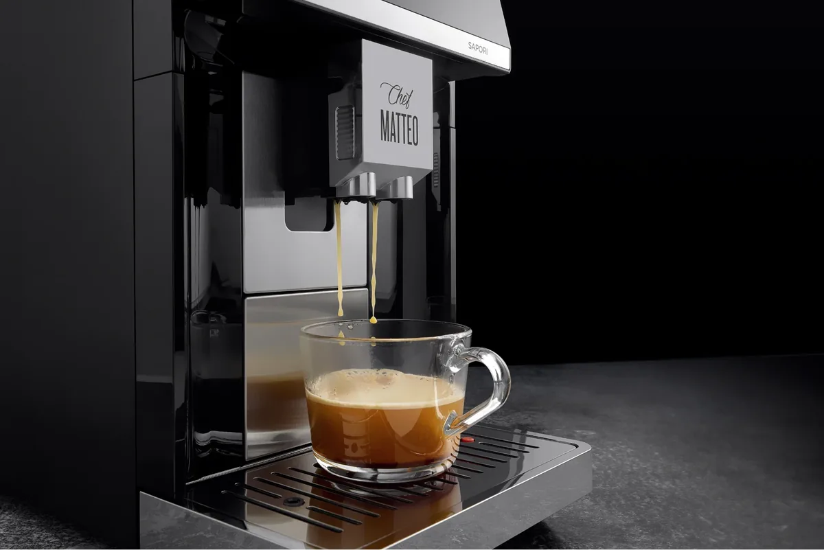 Chef Matteo Sapori brygger espresso fra to tuter ned i en glasskopp på dryppristen