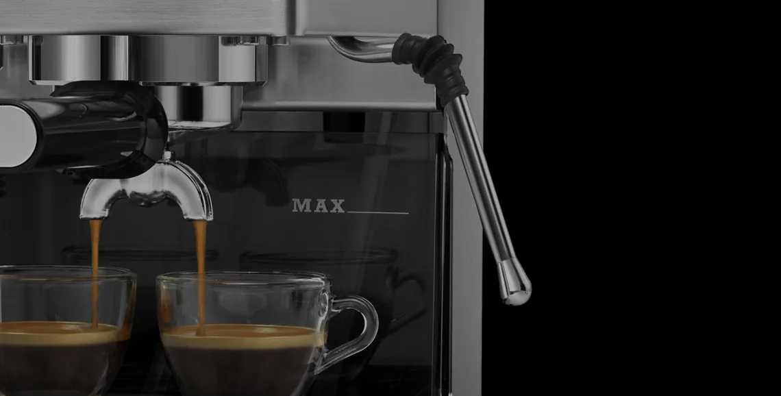 Gaggia Classic E24 trekker espresso i to glass, med damplansen i stål til høyre