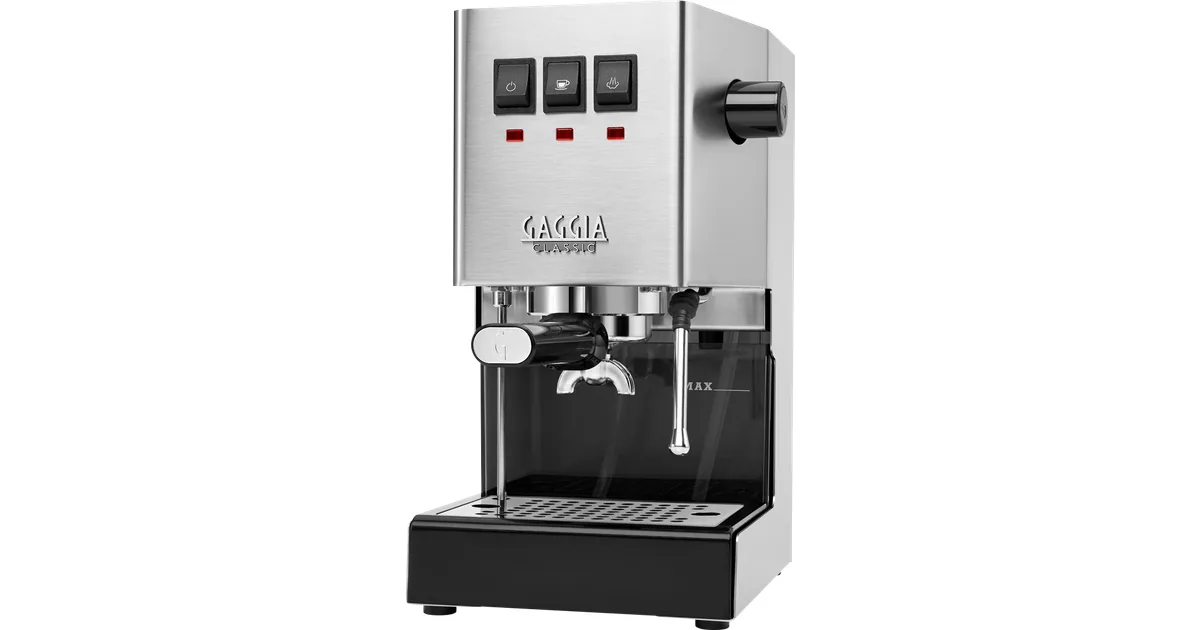 Gaggia Classic E24 i børstet stål sett skrått forfra, med filterholder og damplanse
