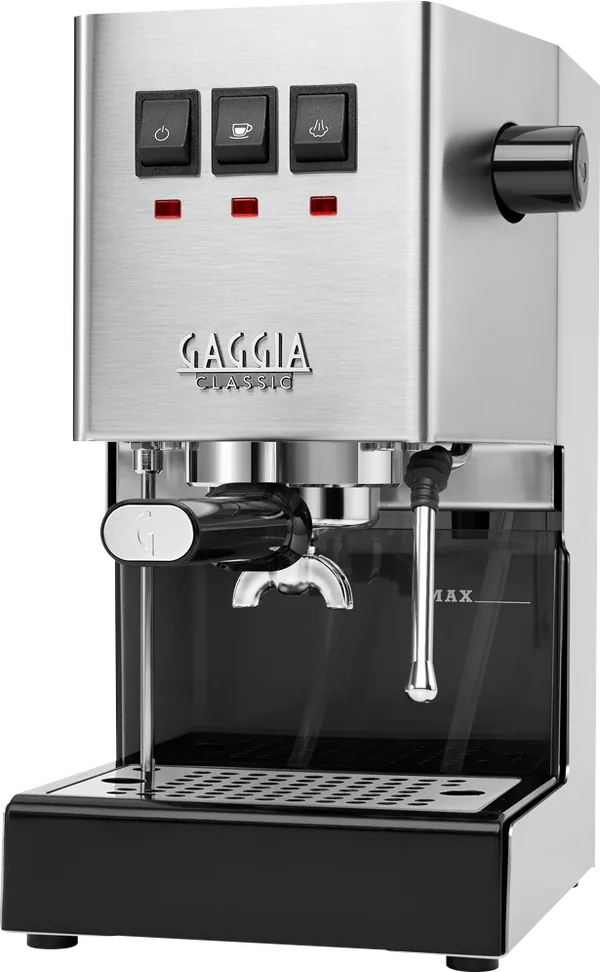 Gaggia Classic E24 i børstet stål sett skrått forfra, med filterholder og damplanse