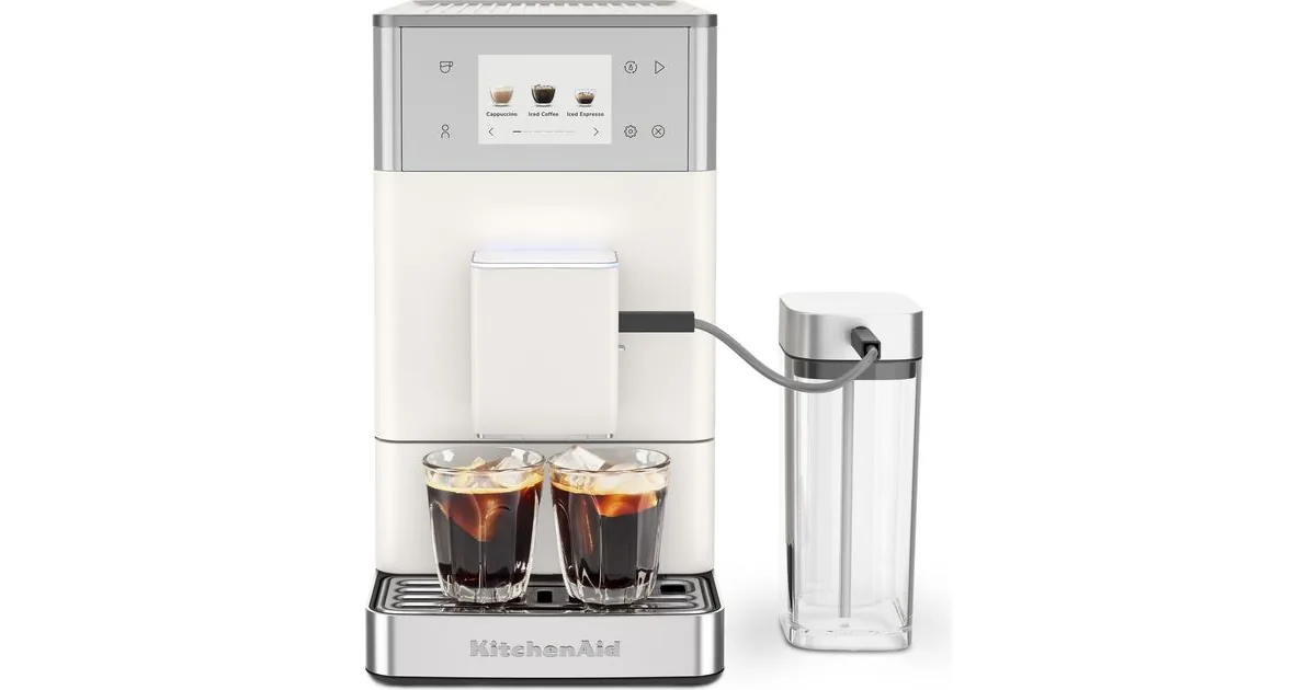 KitchenAid KF4 i porselenshvit forfra, med melkebeholder og to glass iskaffe