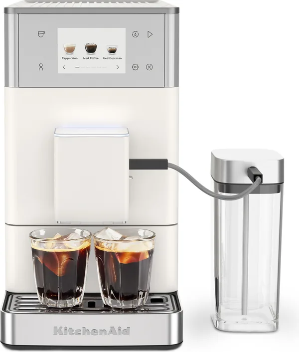 KitchenAid KF4 i porselenshvit forfra, med melkebeholder og to glass iskaffe