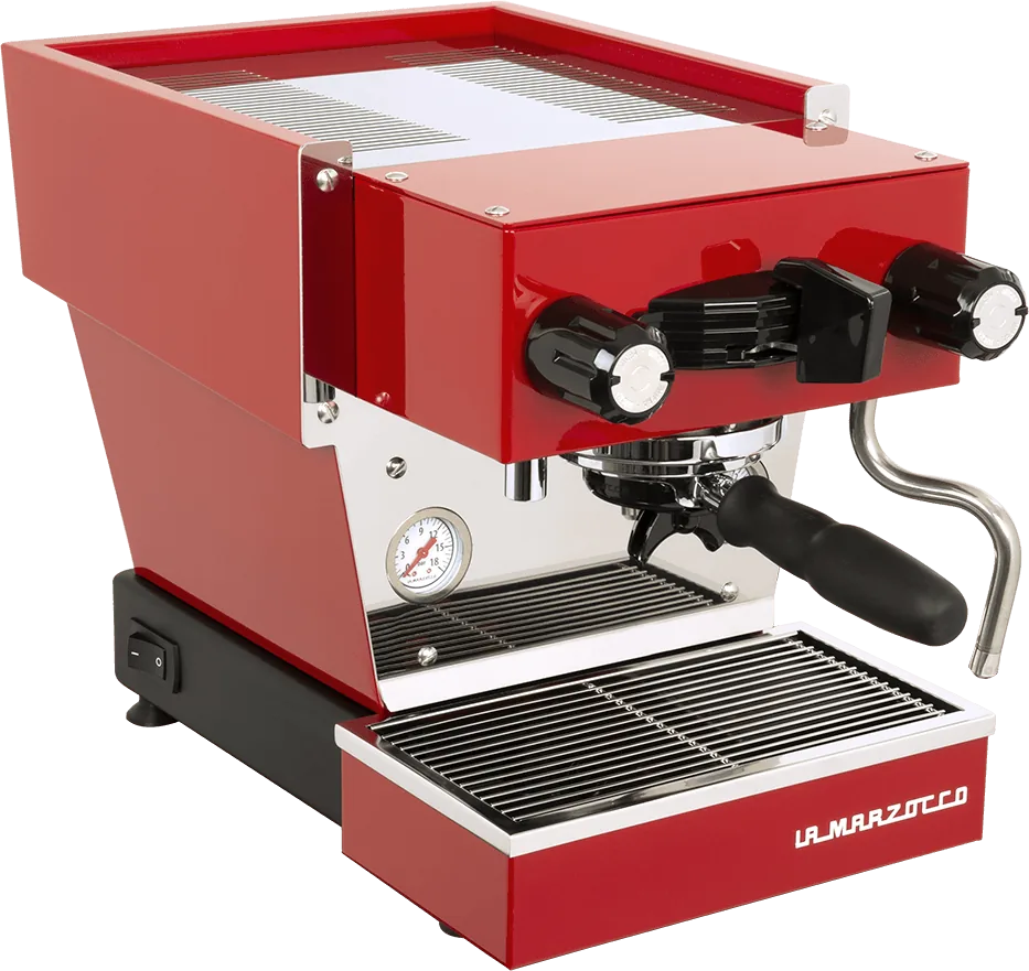 La Marzocco Linea Micra i rødt, sett skrått forfra med portafilter og dampdyse