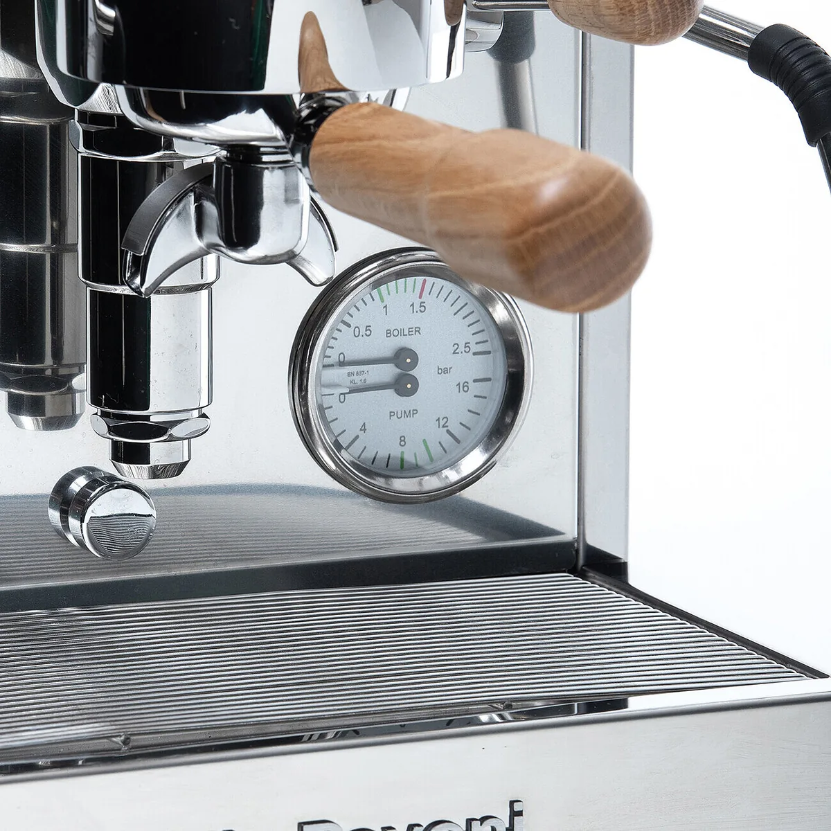 Det doble manometeret på La Pavoni Cellini Evo PID, med skala for kjele og pumpe, ved et portafilter med håndtak i eik