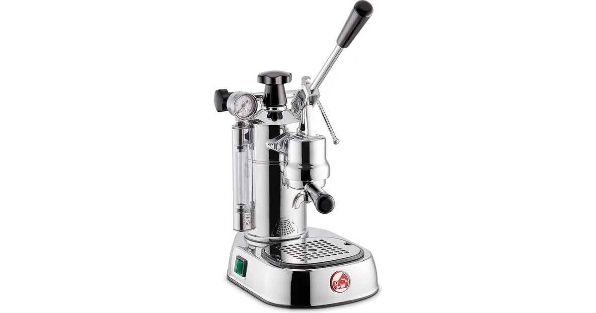 La Pavoni Professional Lusso LPLPLQ01EU i krom, sett skrått forfra med spaken løftet og manometer på kjelen