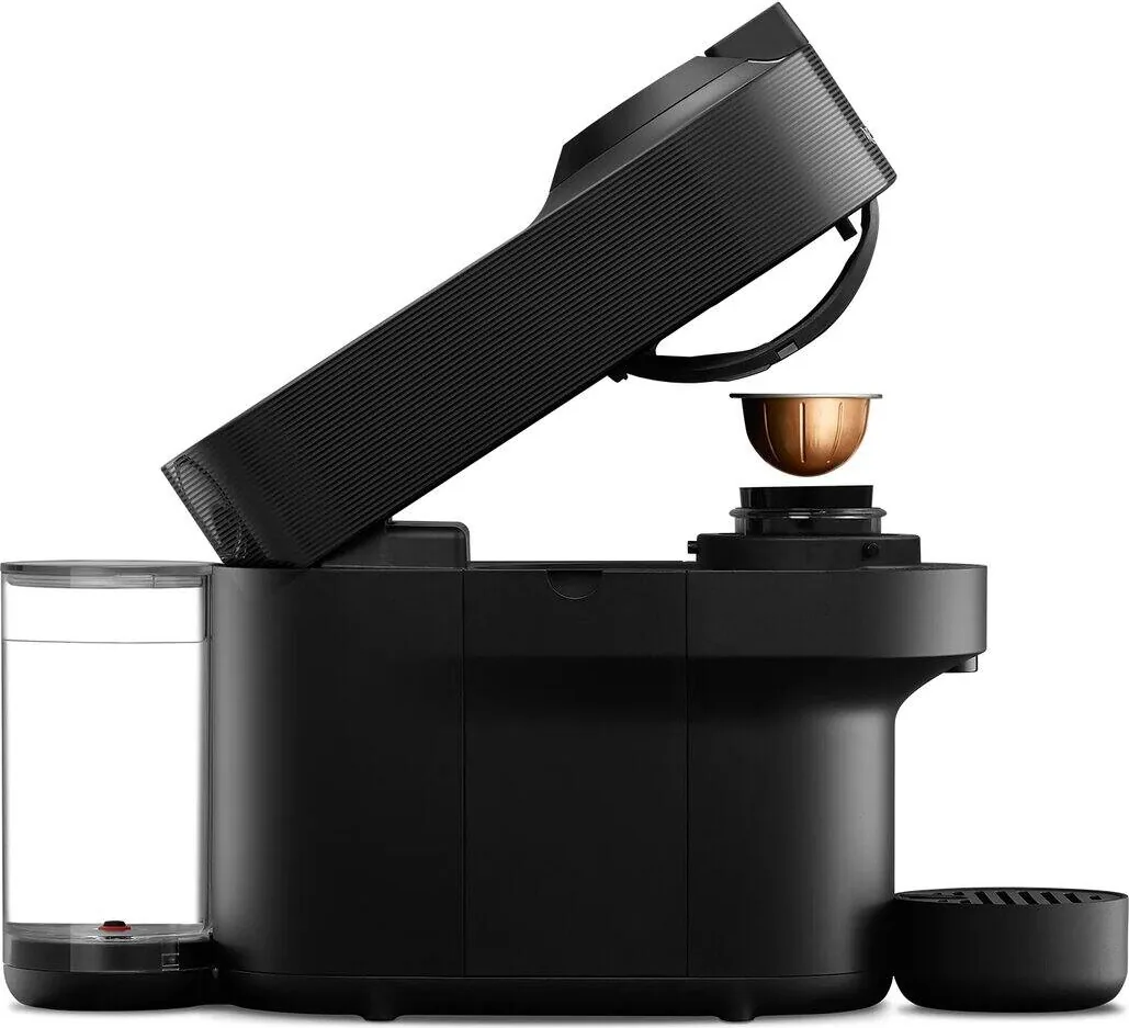 Nespresso Vertuo Pop sett fra siden med hodet åpent og en Vertuo-kapsel over holderen