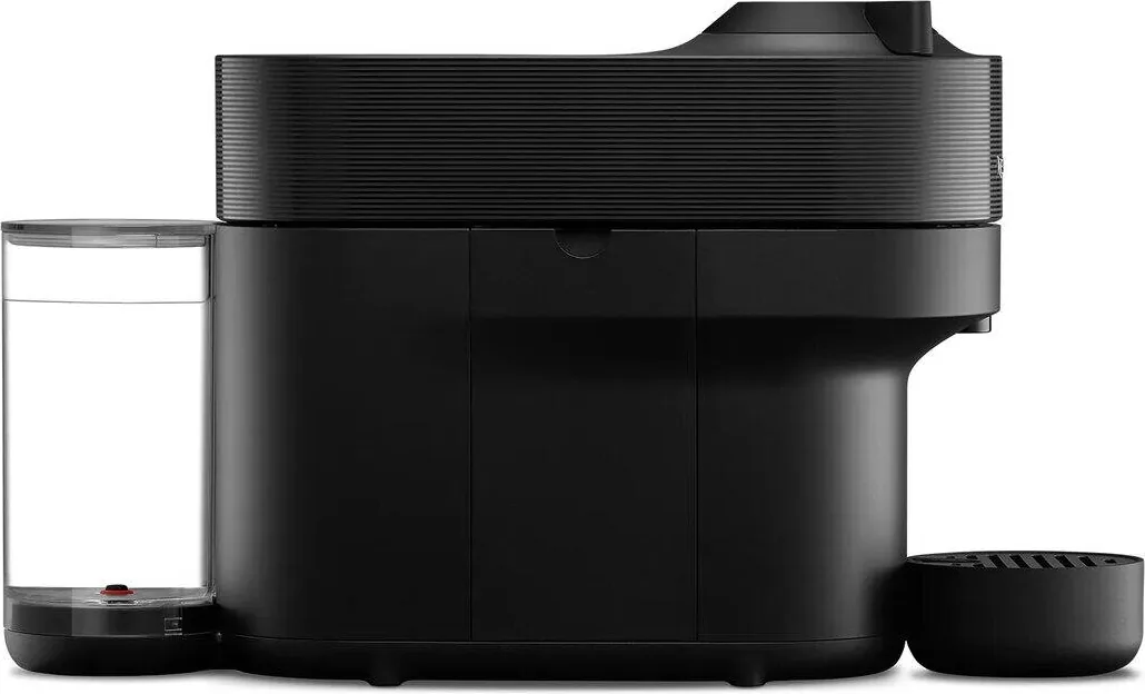 Nespresso Vertuo Pop i svart sett fra siden, med vanntanken bak og koppholderen foran