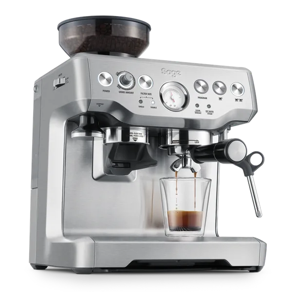 Sage Barista Express BES875 i børstet stål sett skrått forfra, med bønnebeholder, trykkmåler og damplanse