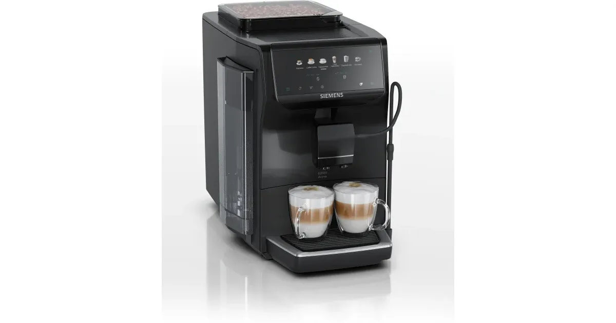 Siemens EQ500 iAroma TP551E09 i pianosvart, med to latteglass under utløpet og melkeslangen på siden