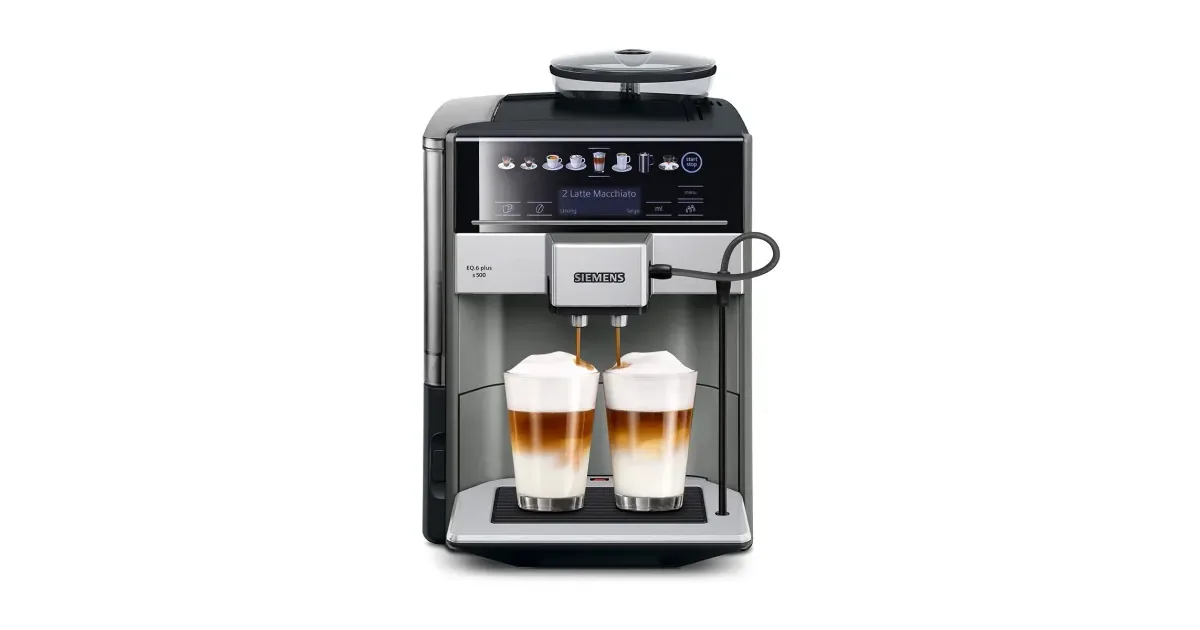 Siemens EQ6 plus s500 TE655203RW i morning haze sett forfra, mens den fyller to latteglass
