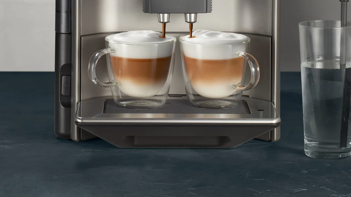 To glass med cappuccino fylles samtidig fra de to tutene på Siemens EQ6 plus s500
