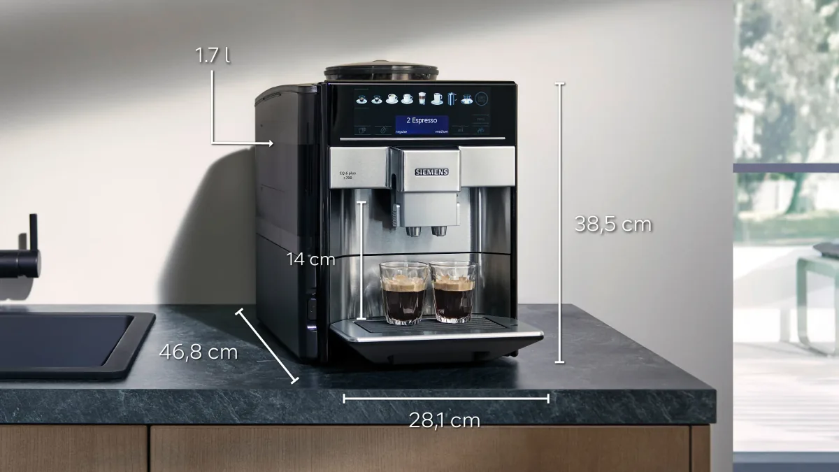 Siemens EQ6 plus s700 på en kjøkkenbenk, med høyde 38,5 cm, bredde 28,1 cm og dybde 46,8 cm tegnet inn