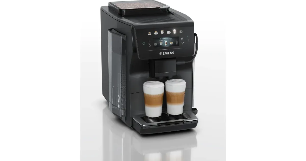 Siemens EQ600 iAroma TP601E09 i pianosvart, med to latteglass under utløpet og fargeskjermen tent