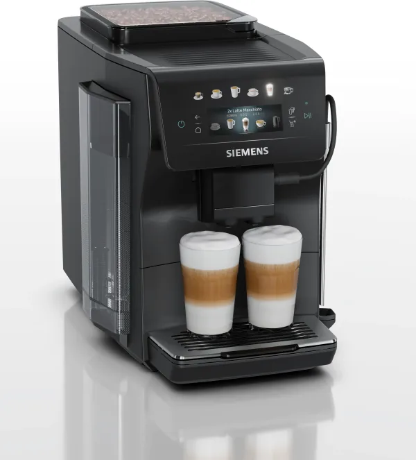 Siemens EQ600 iAroma TP601E09 i pianosvart, med to latteglass under utløpet