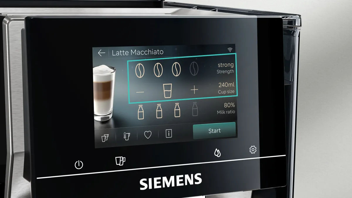 Berøringsskjermen på Siemens EQ700 iAroma TQ727E03 med latte macchiato valgt, og valg for styrke, mengde og melkeandel
