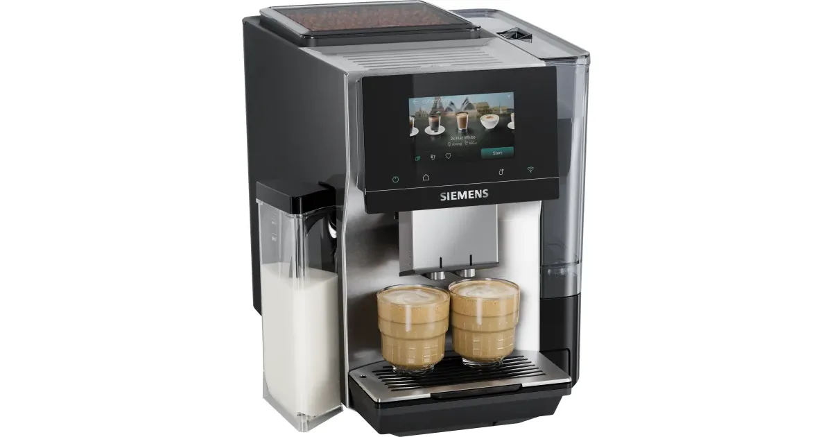 Siemens EQ700 iAroma TQ727E03 i rustfritt stål sett skrått forfra, med melkebeholderen på siden og to glass flat white under utløpet