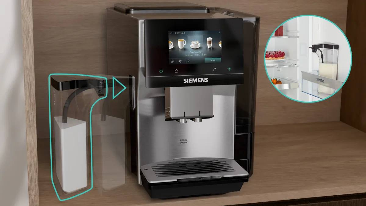 Siemens EQ700 iAroma TQ727E03 på en benk, med melkebeholderen tegnet inn ved siden av og et innfelt bilde av beholderen i en kjøleskapsdør
