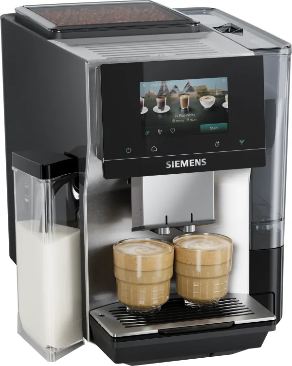 Siemens EQ700 iAroma TQ727E03 i rustfritt stål, med melkebeholderen på siden og to glass flat white under utløpet