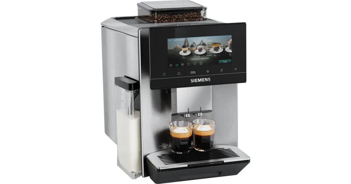Siemens EQ900 iAroma TQ925E03 i rustfritt stål sett skrått forfra, med to espressoglass under utløpet