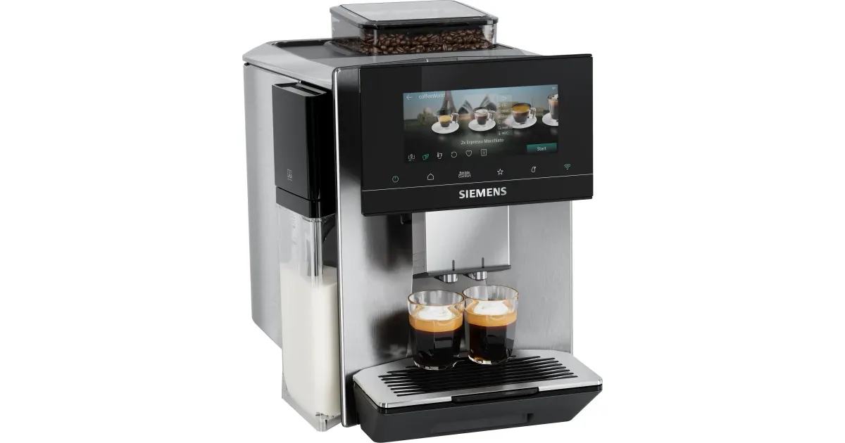 Siemens EQ900 plus iAroma TQ925EZ3 i rustfritt stål, med to espressoglass under utløpet og melkebeholderen på siden