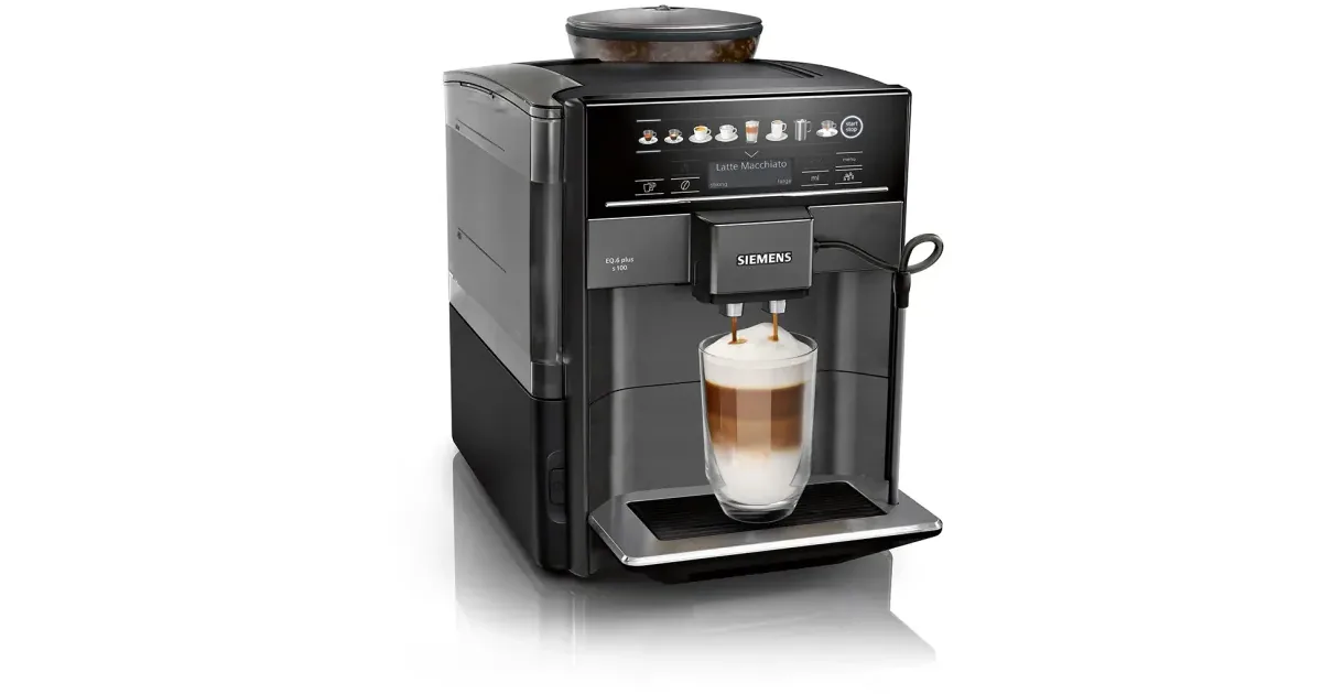Siemens TE651319RW i safir svart metallic, med et latteglass under utløpet og melkeslangen på siden