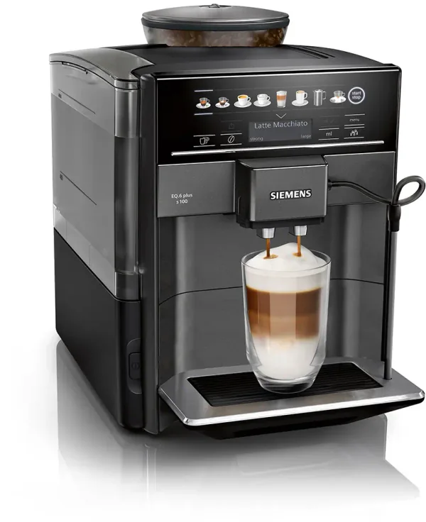 Siemens TE651319RW i safir svart metallic, med et latteglass under utløpet