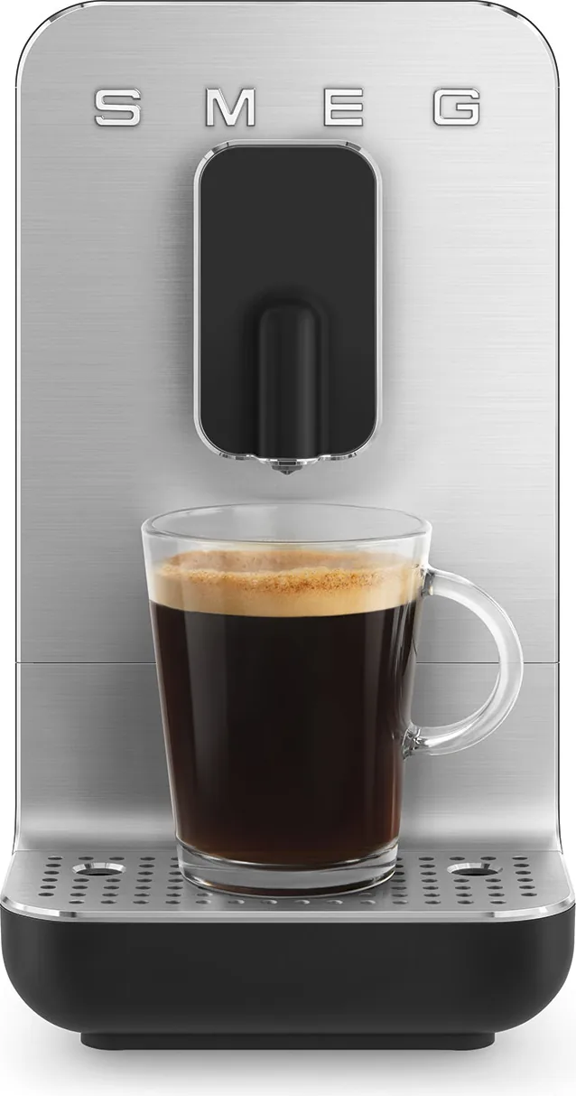 Smeg BCC11 forfra med et høyt glasskrus med kaffe under utløpet