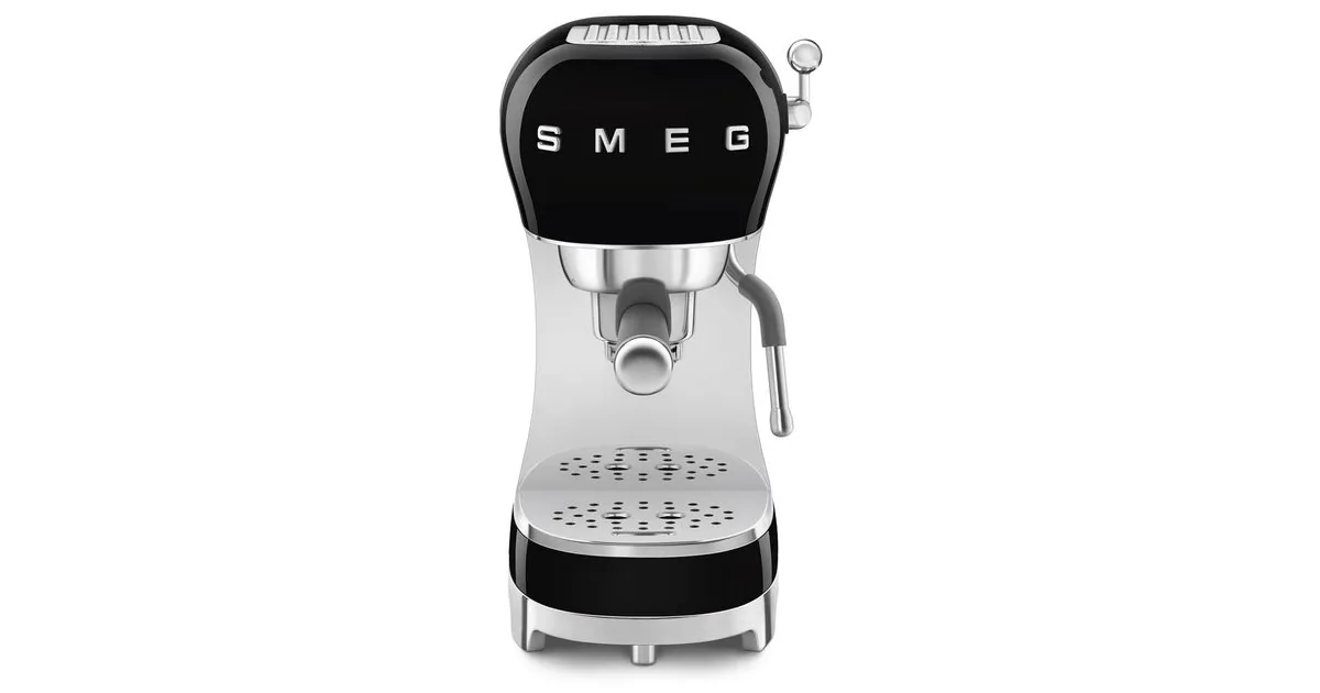 Smeg ECF02 i blank sort med krombunn, sett rett forfra med filterholder og damplanse
