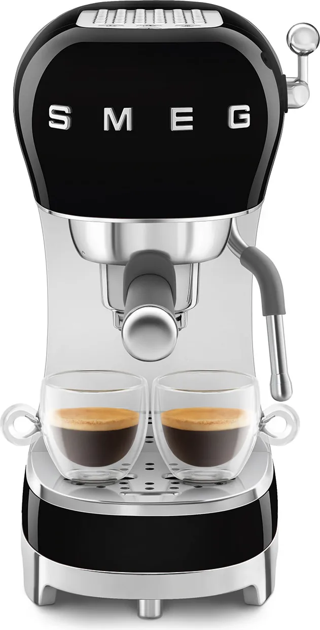Smeg ECF02 forfra med to små glass espresso under filterholderen