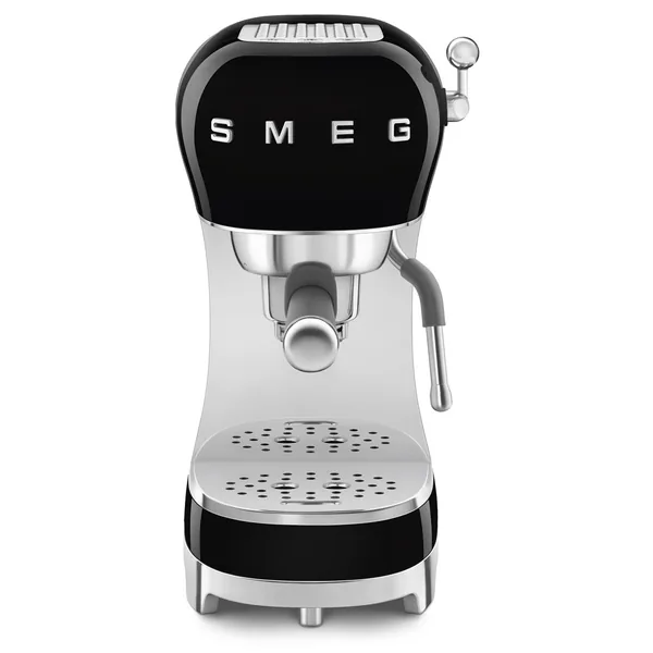 Smeg ECF02 i blank sort med krombunn, sett rett forfra med filterholder og damplanse