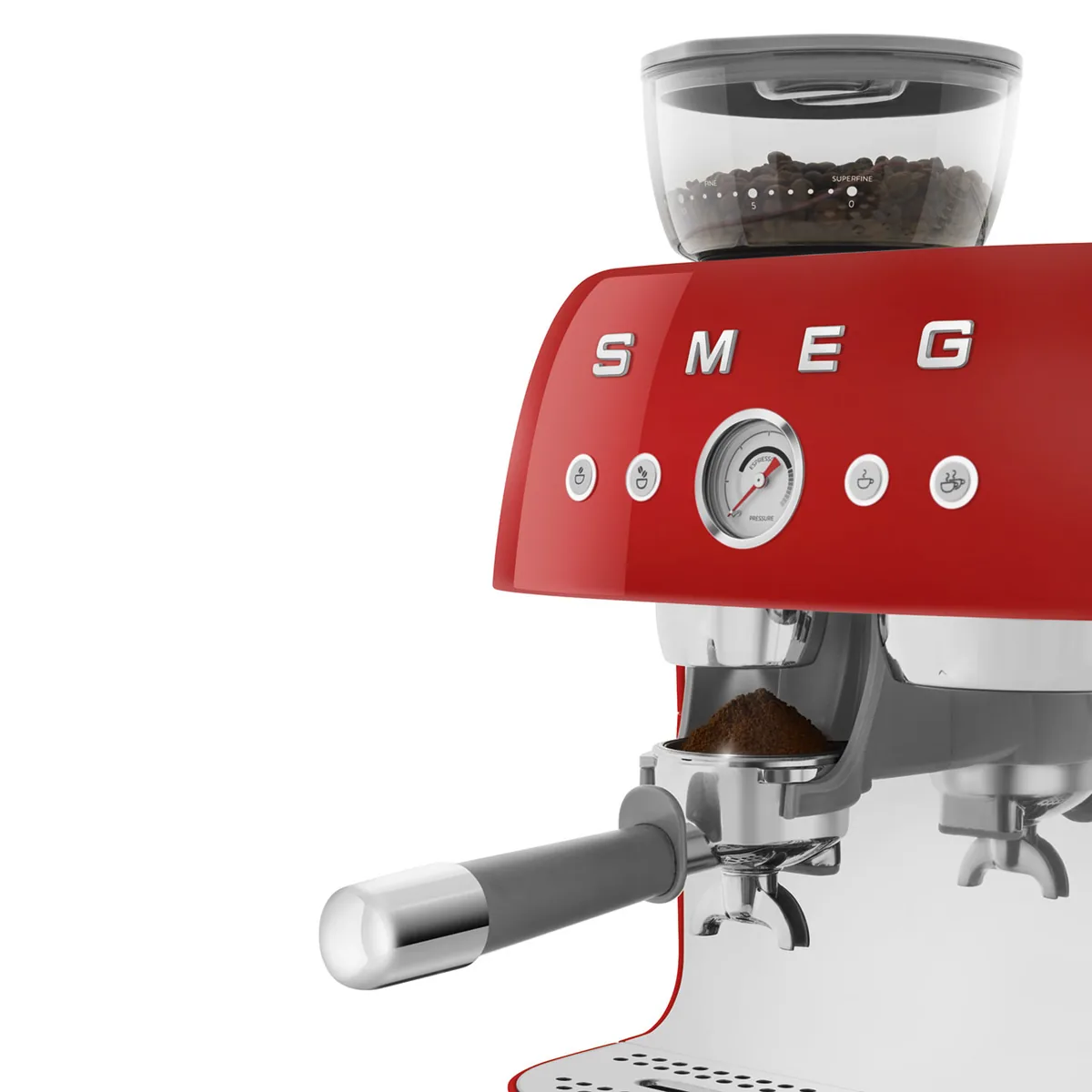 Smeg EGF03 i rødt med kvernen som maler kaffe ned i filterholderen, og trykkmåleren mellom tastene