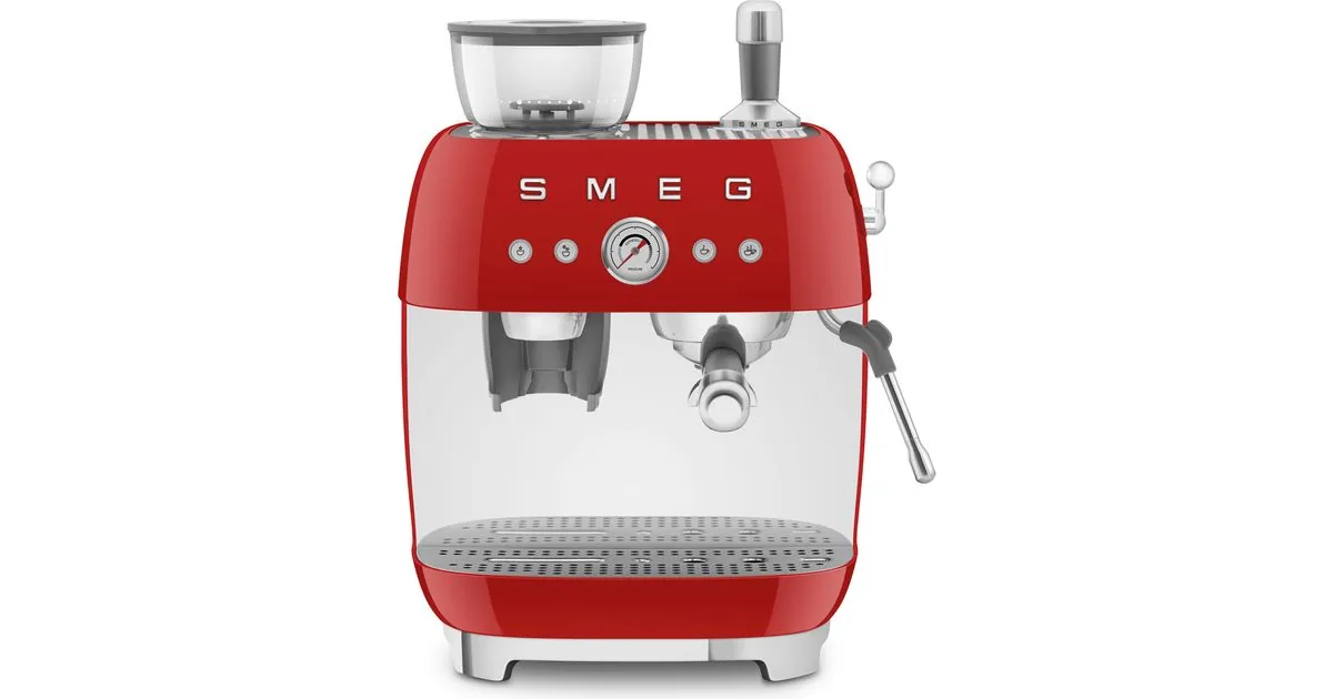 Smeg EGF03 i blank rød lakk sett forfra, med bønnebeholder, trykkmåler og damplanse