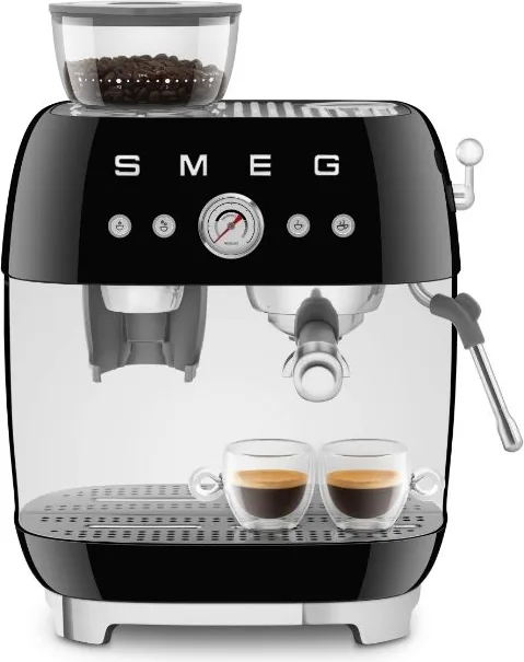 Smeg EGF03 i sort og krom, med bønnebeholder på toppen og to espressokopper